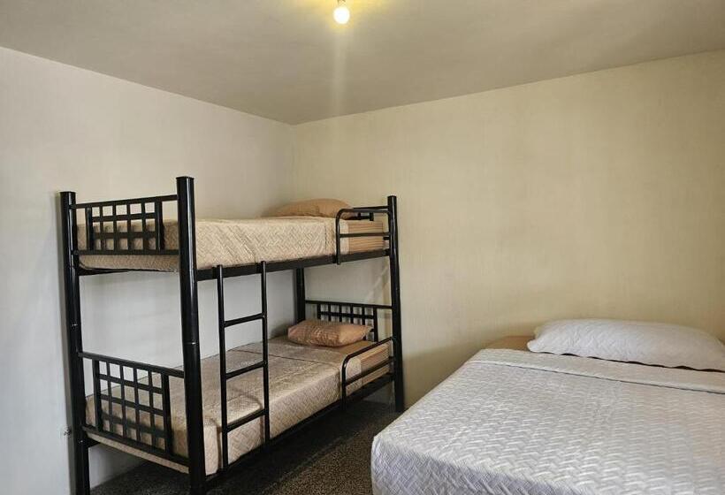 پانسیون Blue Moon Hostel