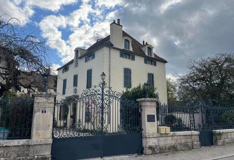 تختخواب و صبحانه Number 8