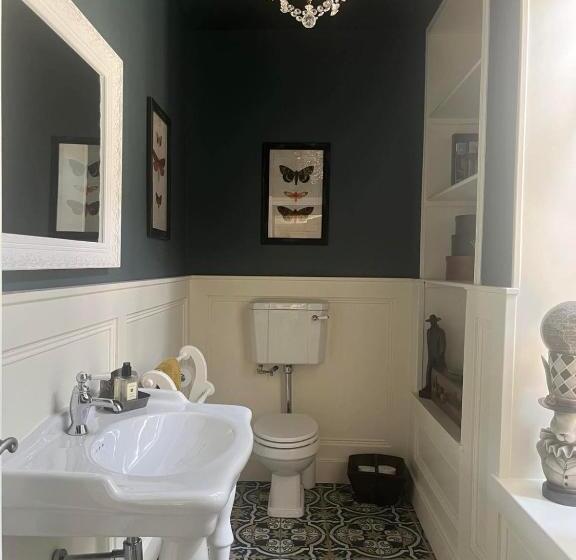 تختخواب و صبحانه Number 8