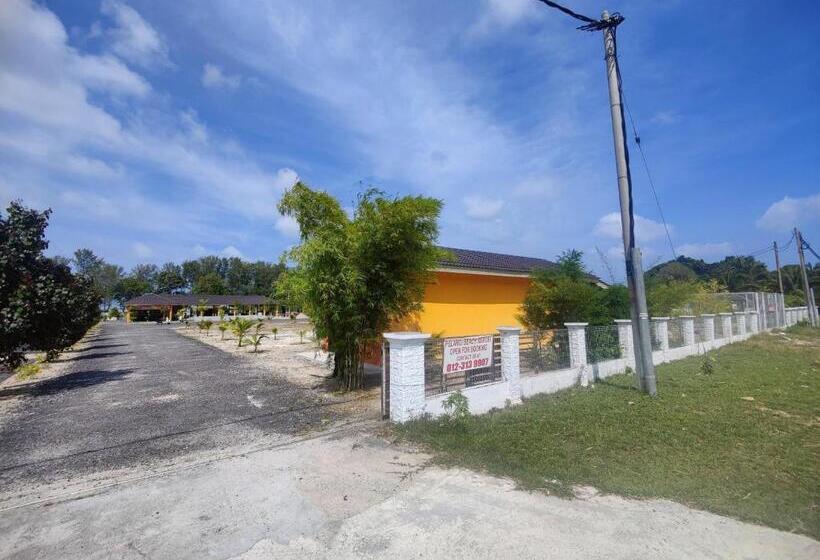 Отель Capital O 90949 Pelangi Beach Resort Mersing