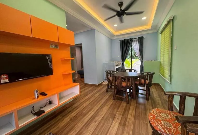 Hotelli Capital O 90949 Pelangi Beach Resort Mersing