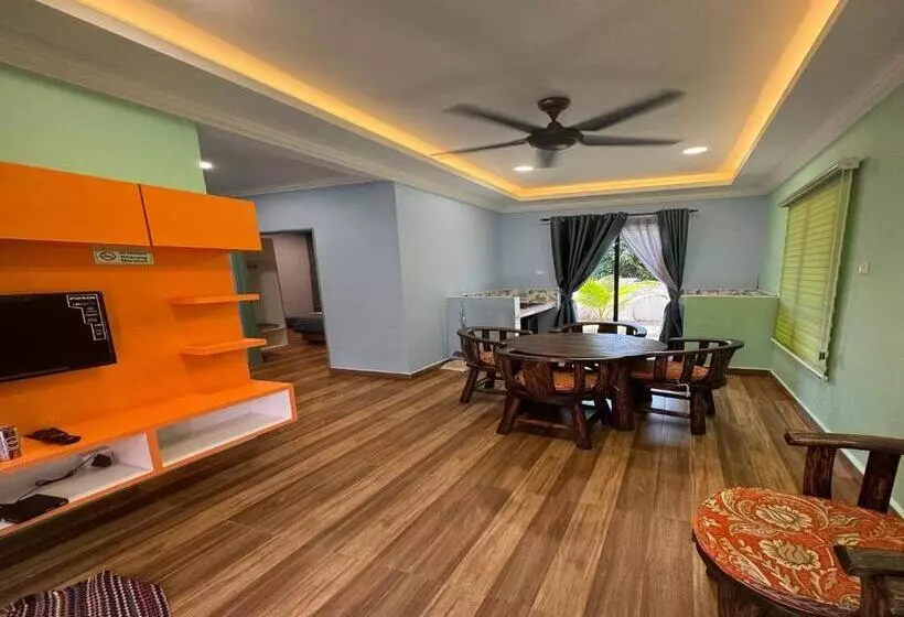 Hotelli Capital O 90949 Pelangi Beach Resort Mersing
