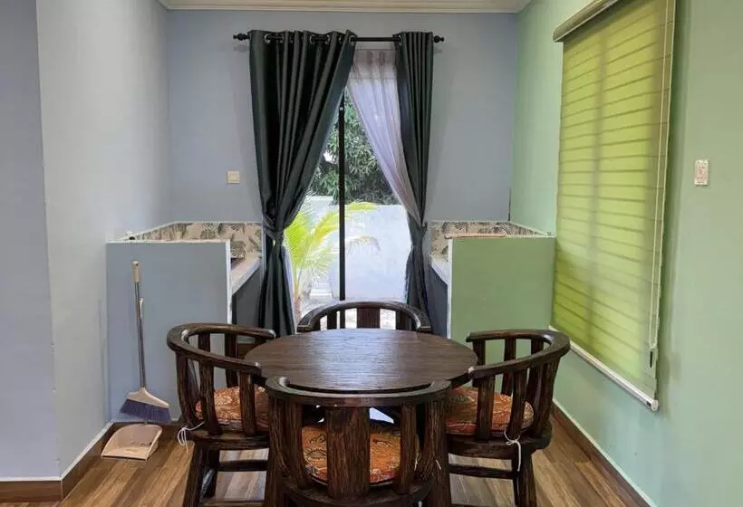 Hotelli Capital O 90949 Pelangi Beach Resort Mersing