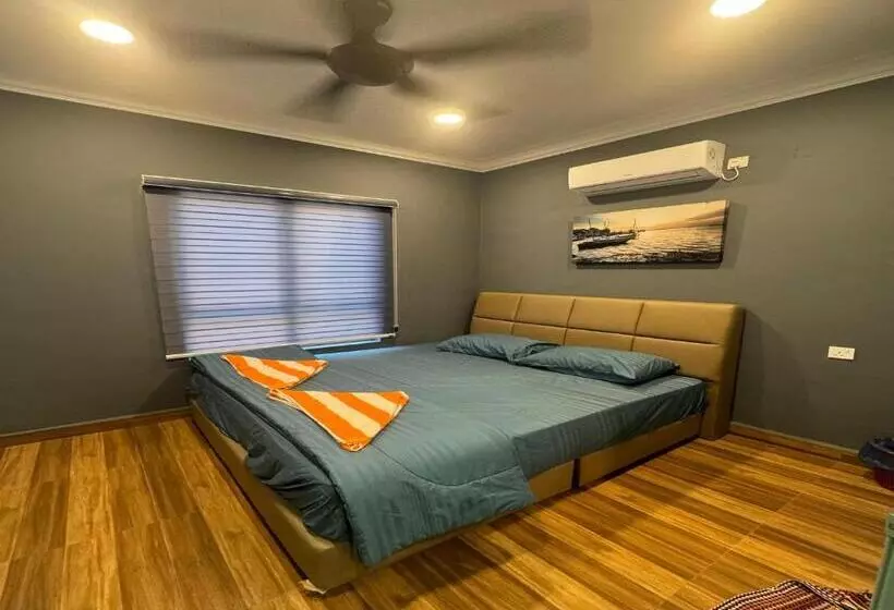Hotelli Capital O 90949 Pelangi Beach Resort Mersing