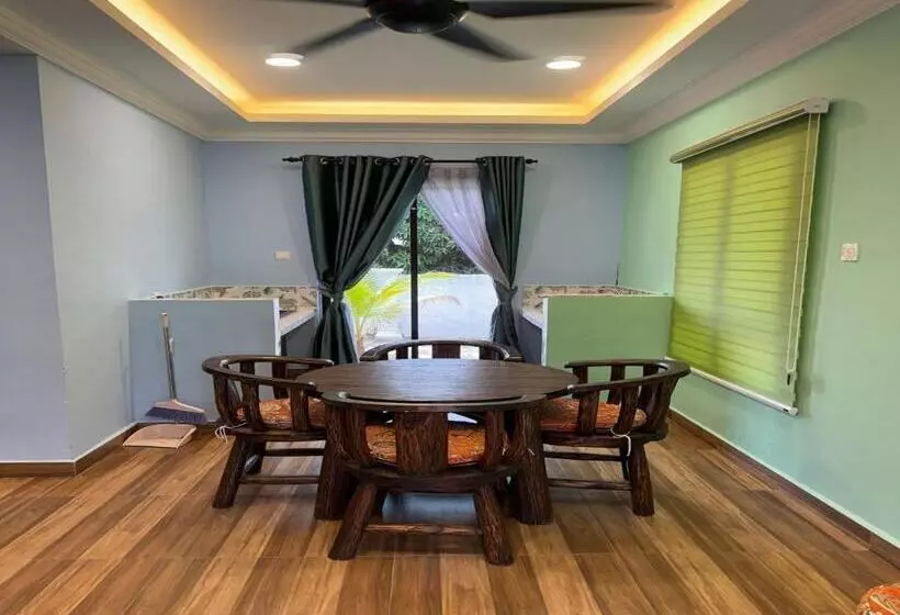 Hotelli Capital O 90949 Pelangi Beach Resort Mersing