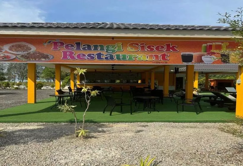 Hotelli Capital O 90949 Pelangi Beach Resort Mersing
