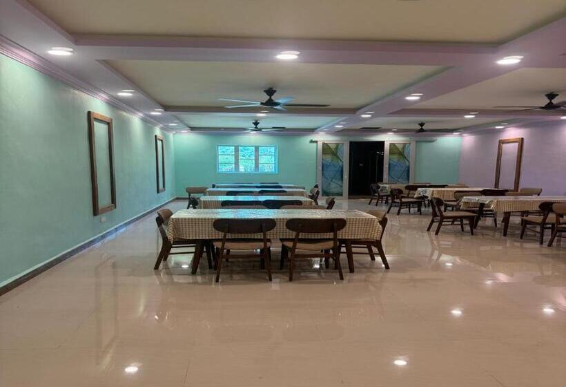 Отель Capital O 90949 Pelangi Beach Resort Mersing