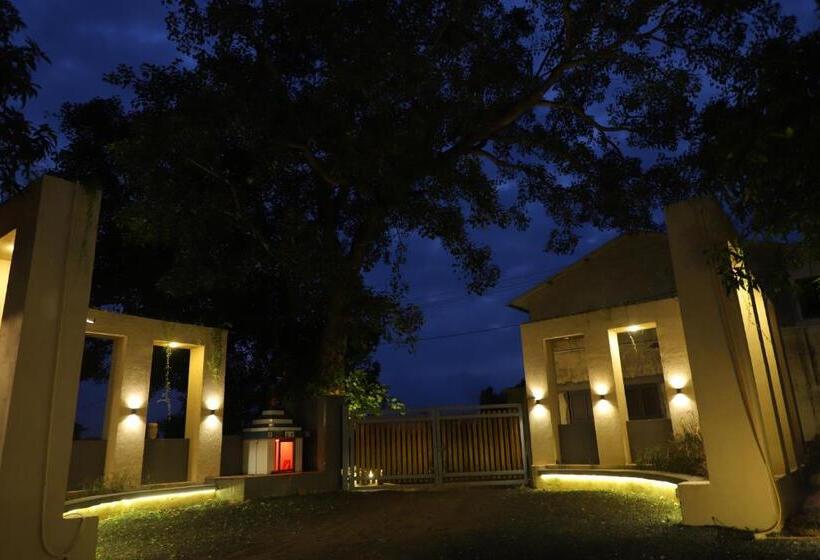 Отель Iravati Resort