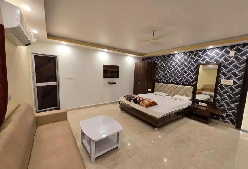 Sarojini Garden Hotel & Restaurant