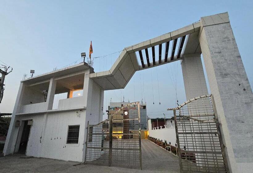 Sarojini Garden Hotel & Restaurant