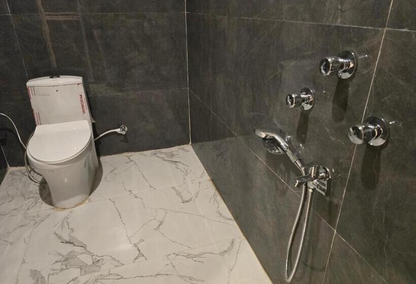 Sarojini Garden Hotel & Restaurant