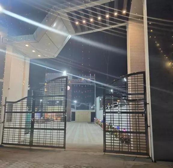 Sarojini Garden Hotel & Restaurant