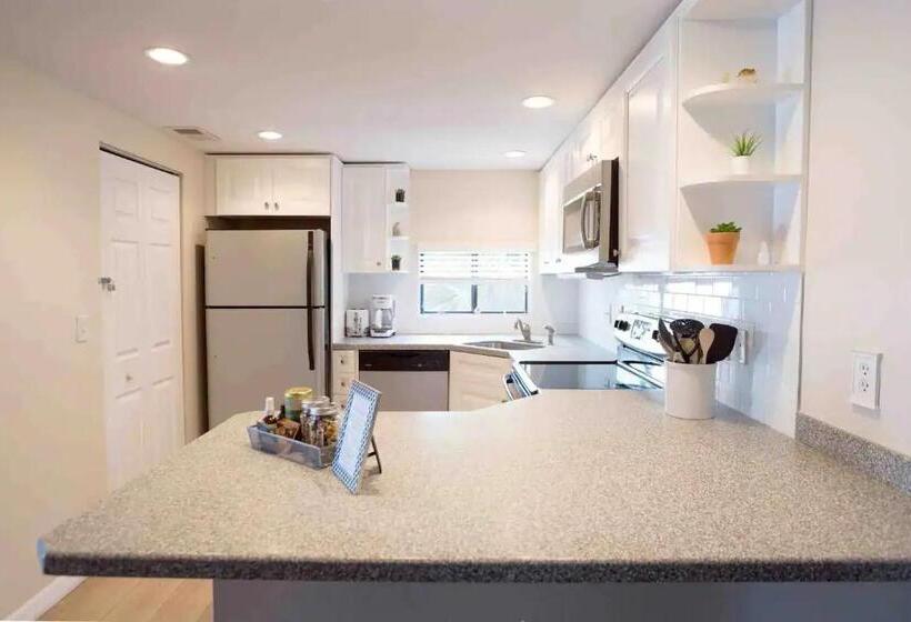 Stroll To Siesta Beach From Serene Condo +