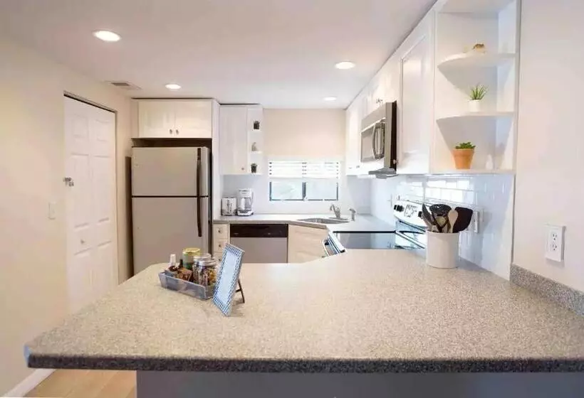 Stroll To Siesta Beach From Serene Condo +