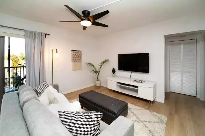 Stroll To Siesta Beach From Serene Condo +