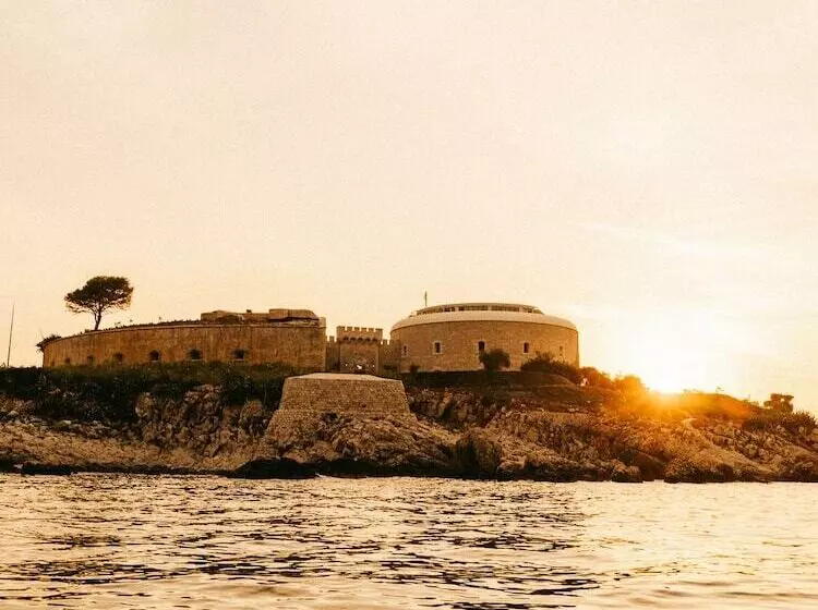 هتل Mamula Island