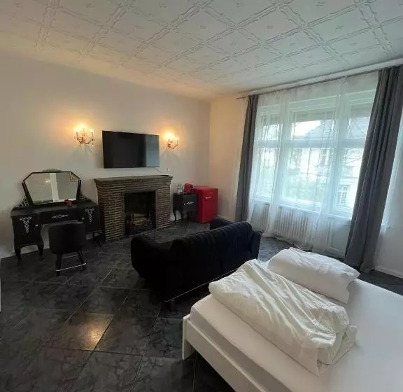 تختخواب و صبحانه King David Garden