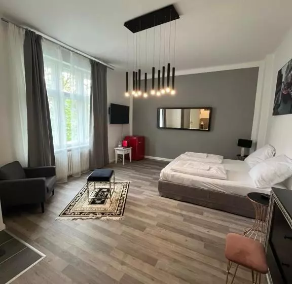 تختخواب و صبحانه King David Garden