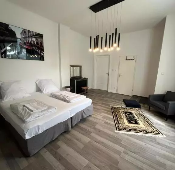 تختخواب و صبحانه King David Garden