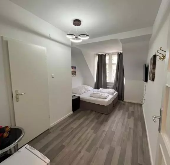 تختخواب و صبحانه King David Garden