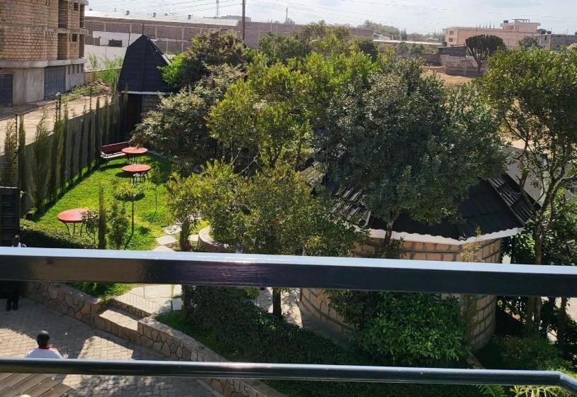 هتل Oleng Oti Gardens