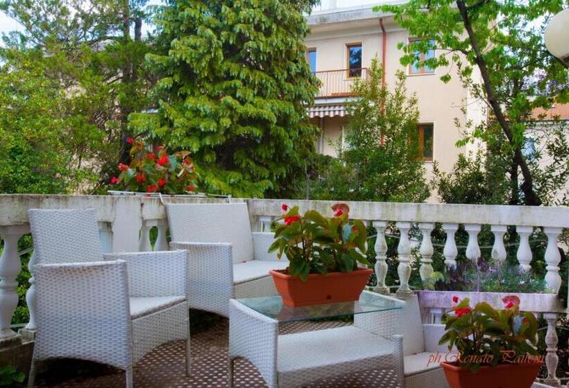 تختخواب و صبحانه Villa Adriana Varese