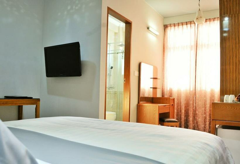 هتل Airport Comfort Inn Premium