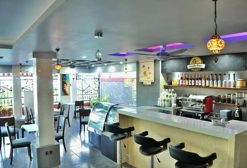 هتل Airport Comfort Inn Premium