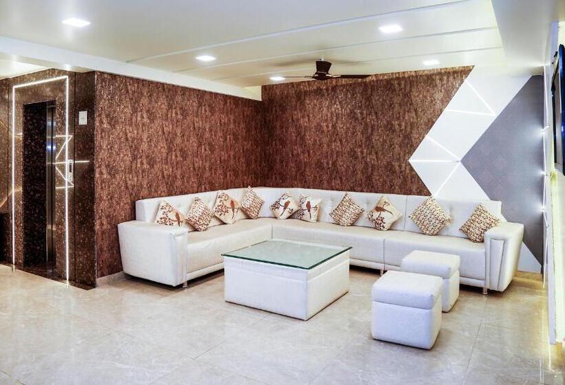 בית מלון כפרי Collection O Om Residency