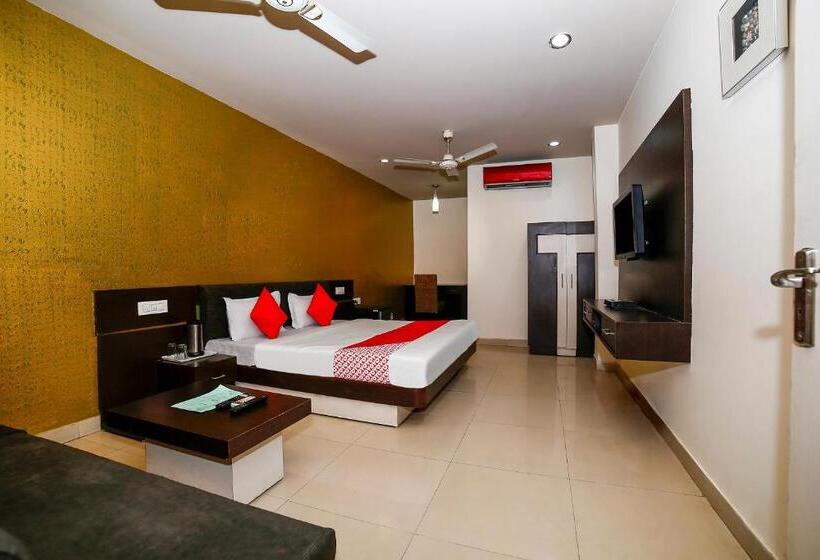 בית מלון כפרי Collection O Om Residency