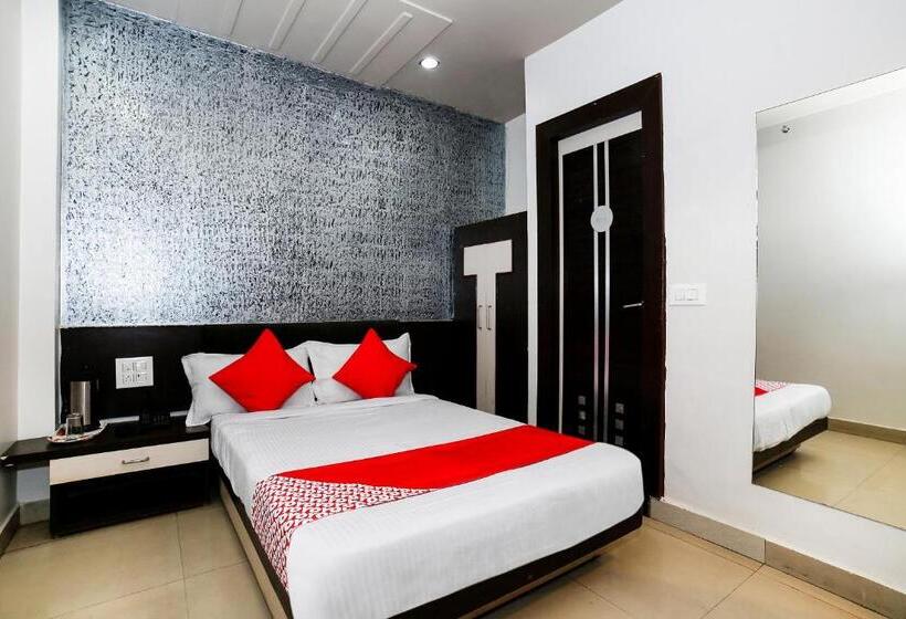 בית מלון כפרי Collection O Om Residency