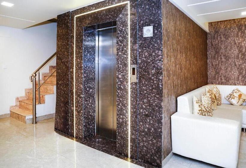 בית מלון כפרי Collection O Om Residency