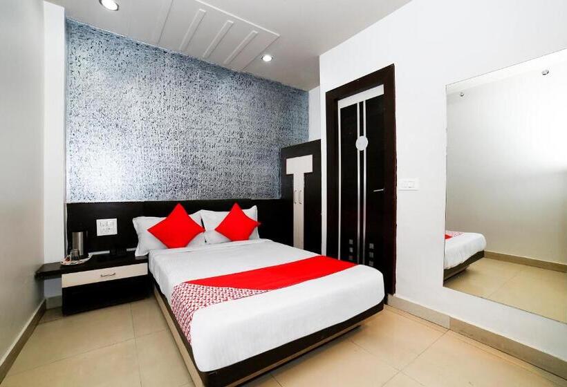 בית מלון כפרי Collection O Om Residency