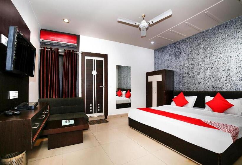 בית מלון כפרי Collection O Om Residency