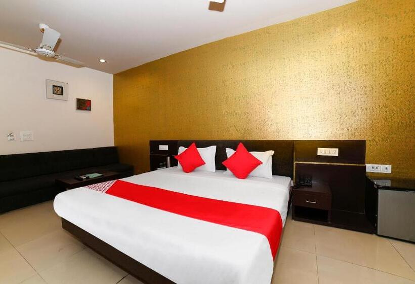 בית מלון כפרי Collection O Om Residency