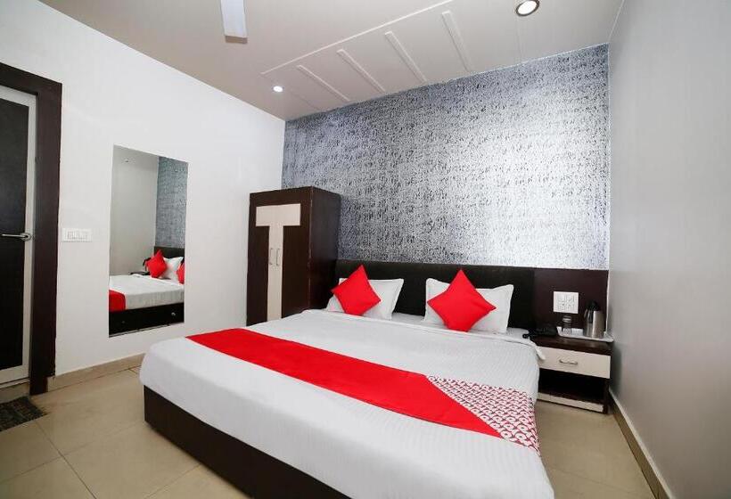 בית מלון כפרי Collection O Om Residency