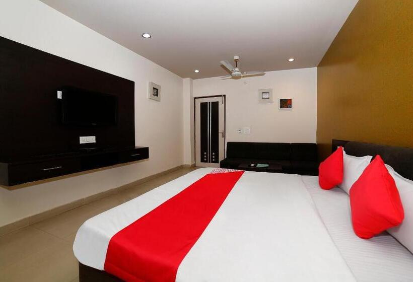 בית מלון כפרי Collection O Om Residency