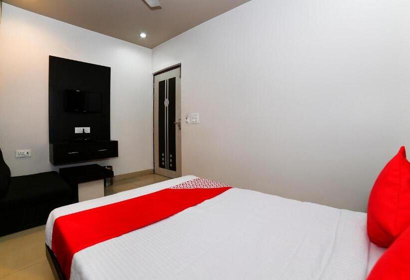 בית מלון כפרי Collection O Om Residency