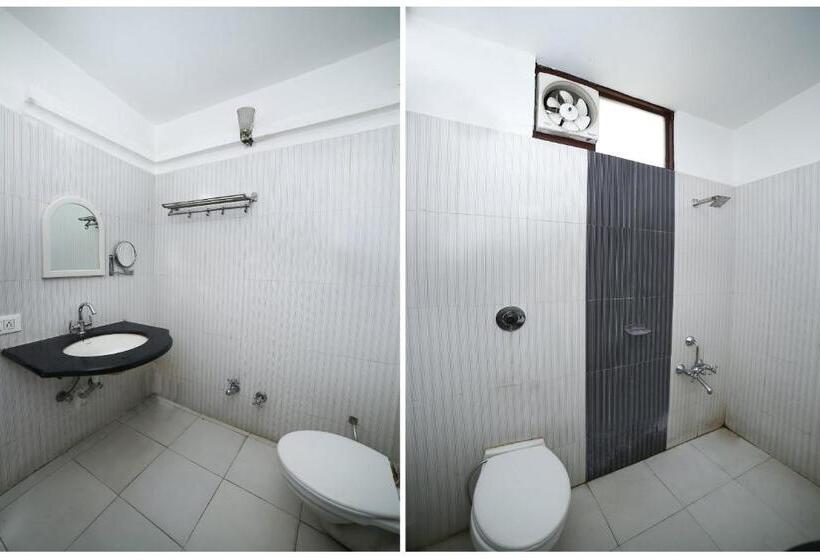 בית מלון כפרי Collection O Om Residency