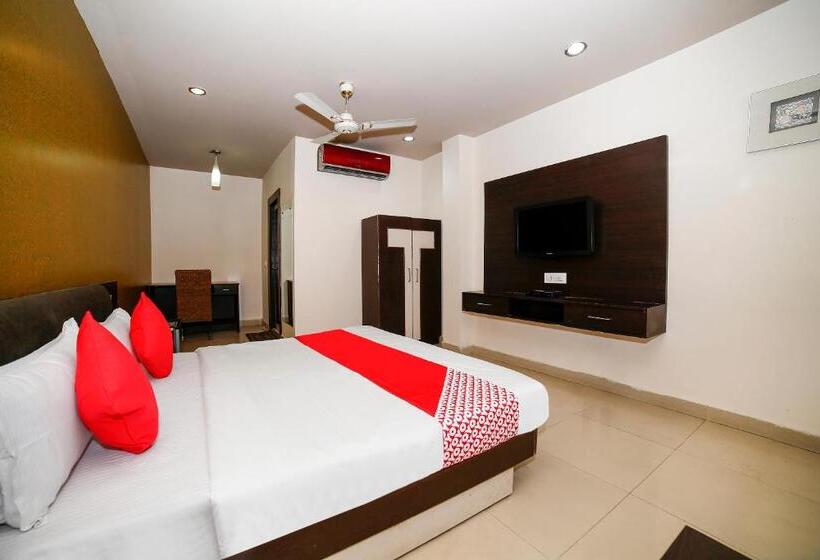 בית מלון כפרי Collection O Om Residency