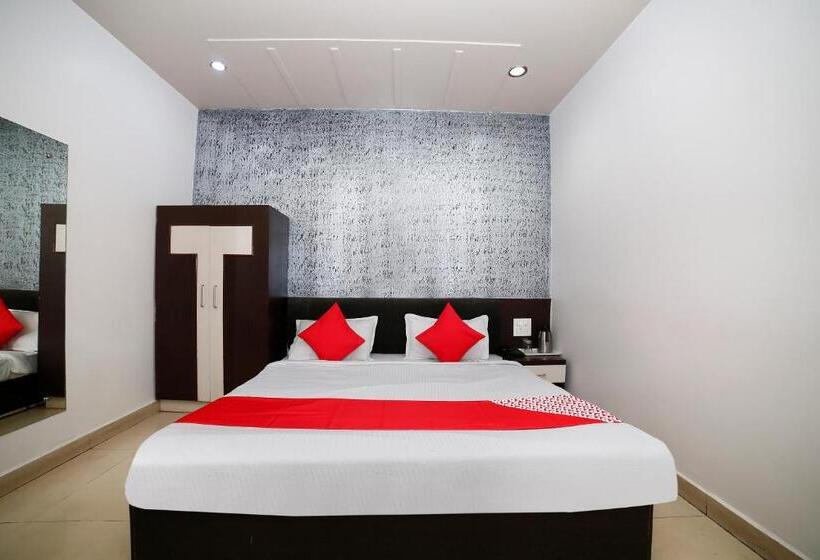 בית מלון כפרי Collection O Om Residency