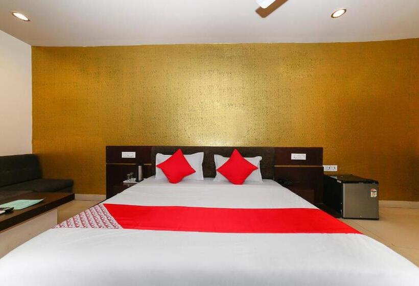 בית מלון כפרי Collection O Om Residency