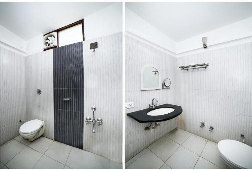 בית מלון כפרי Collection O Om Residency