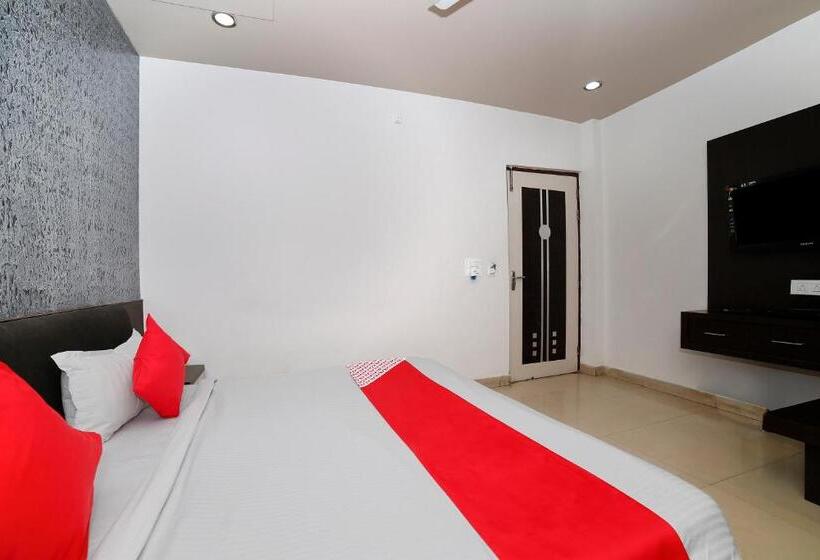 בית מלון כפרי Collection O Om Residency