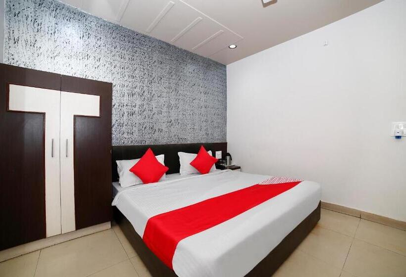 בית מלון כפרי Collection O Om Residency