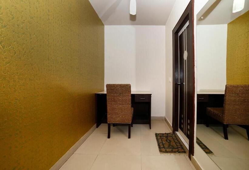 בית מלון כפרי Collection O Om Residency