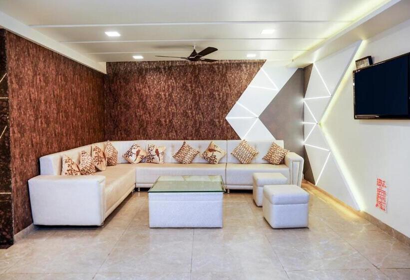 בית מלון כפרי Collection O Om Residency