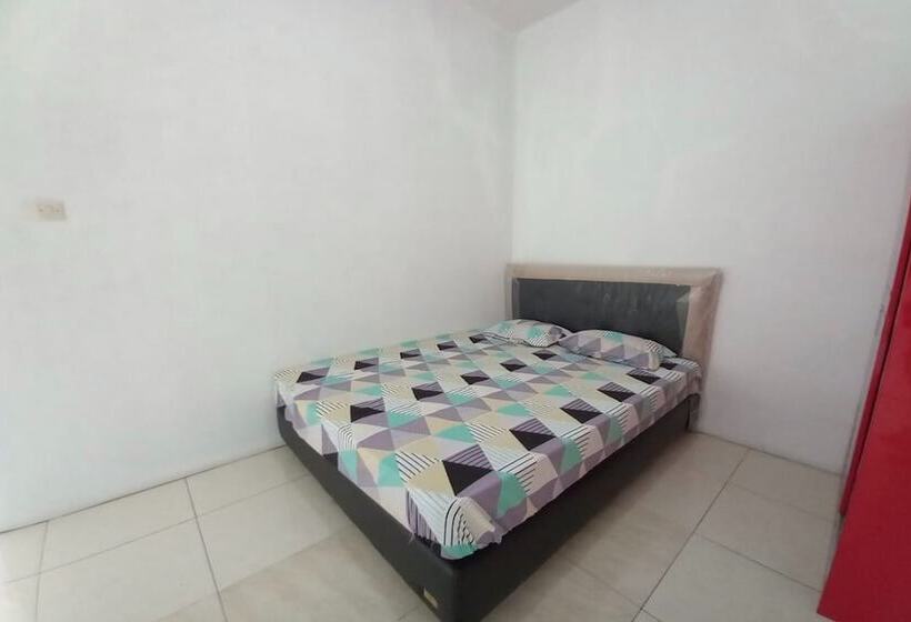 Отель Oyo 93774 Khaira Kos Dan Penginapan