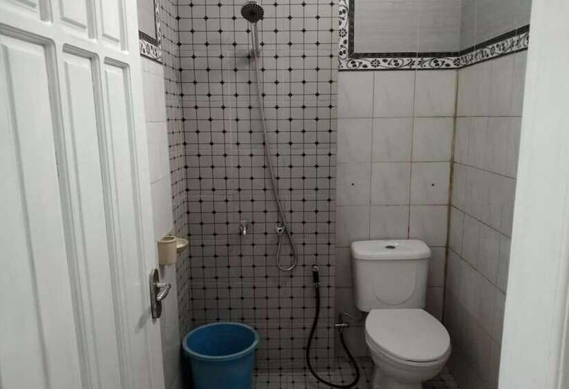 Отель Oyo 93774 Khaira Kos Dan Penginapan