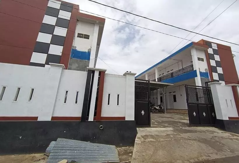 ホテル Oyo 93774 Khaira Kos Dan Penginapan